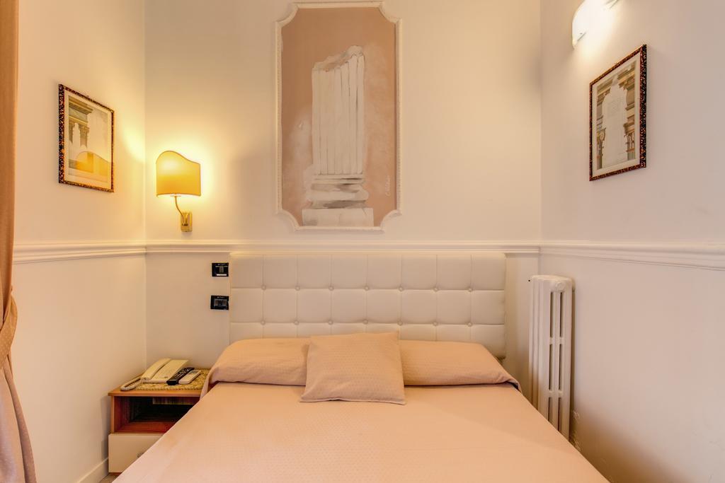 Piccola Camera Matrimoniale con Letto alla Francese