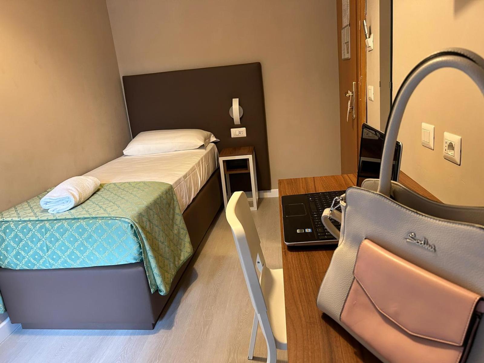 Single Room with Balcony,1543672999:JPEG