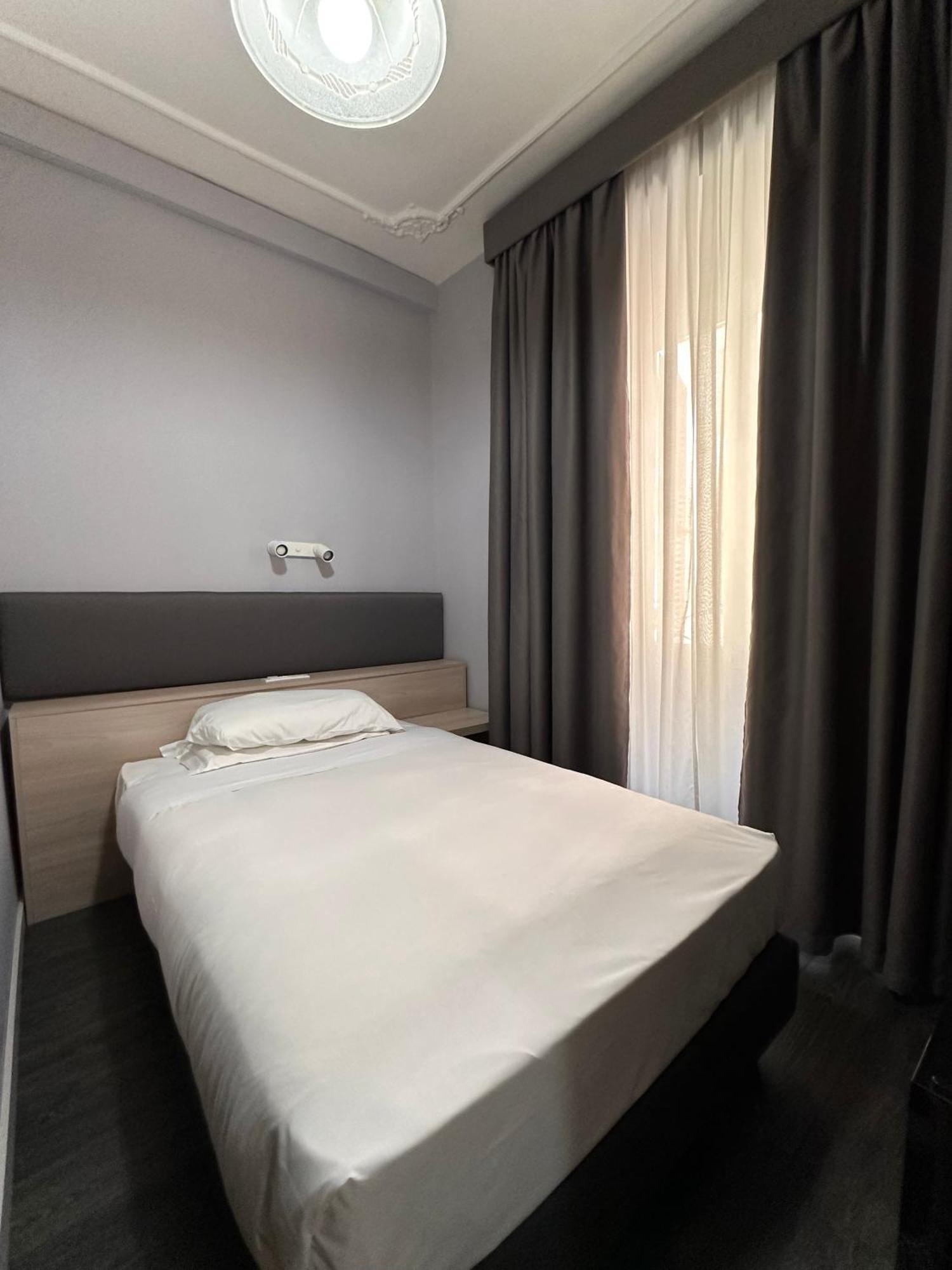 Einzelzimmer mit französischem Bett.